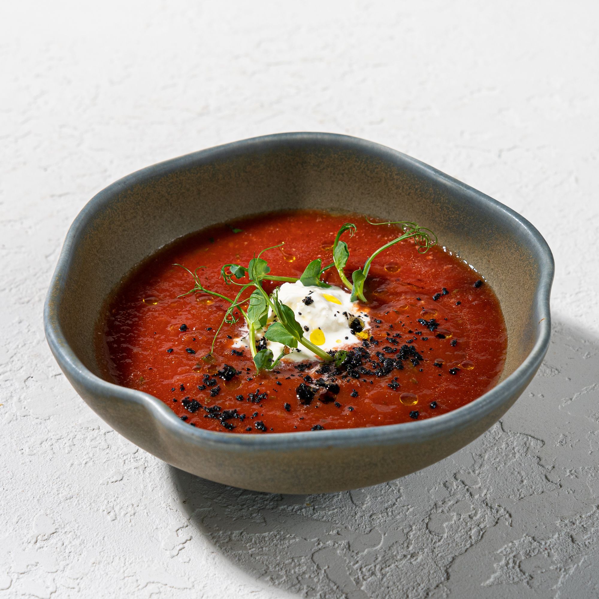 Томатный суп со страчателлой. Суп по ковельски. Суп гаспачо со страчателлой. Томатный суп страчателла. Суп гаспачо со страчателлой.