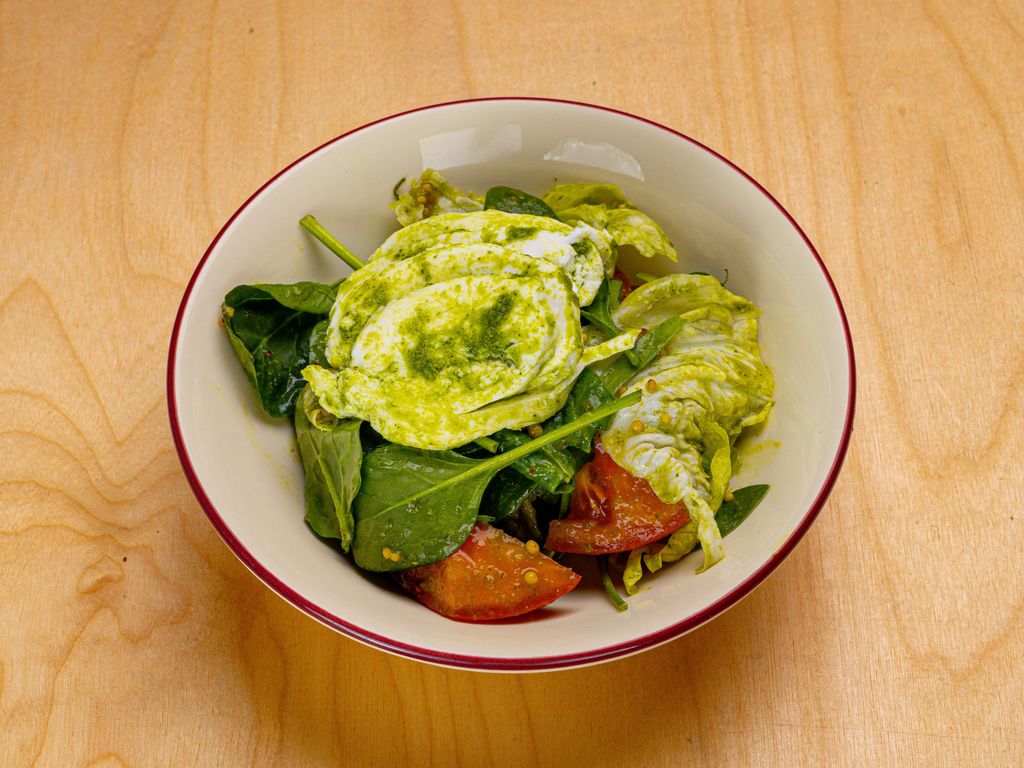 Встречайте новинку: зеленый салат с моцареллой и соусом песто!