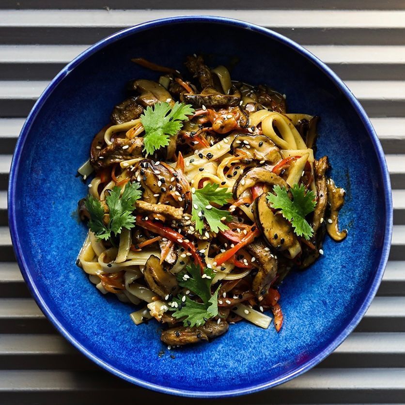 роллы с нитями чили. тюмень 96 азиаток интерьер. ресторан 96 азиатов тюмень. 96 азиаток меню. том ям с курицей.