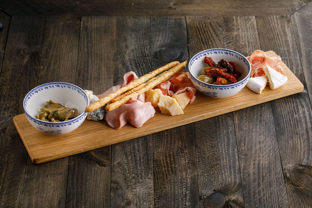 Бар чердак питер. Мадагаскар ресторан спб. Ресторан ува санкт петербурга. Ува спб. Ресторан uva санкт-петербург социалистическая 21.