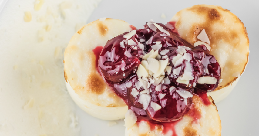 Наш любимый завтрак: сырники с вишневым джемом!
