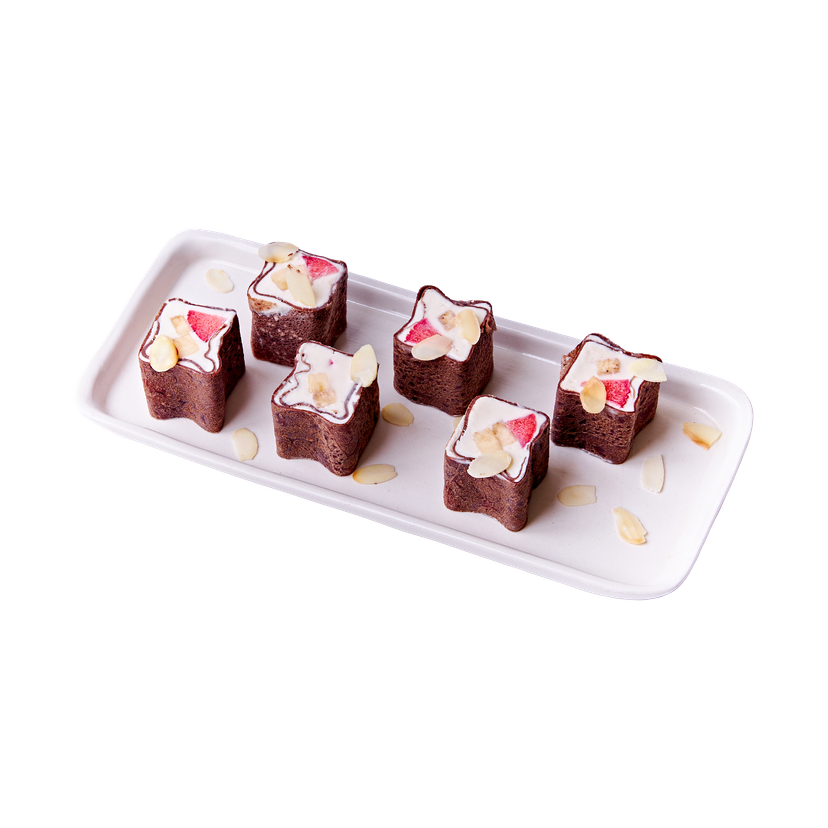 Шоколадные  роллы с клубникой, бананом и сливочным кремом