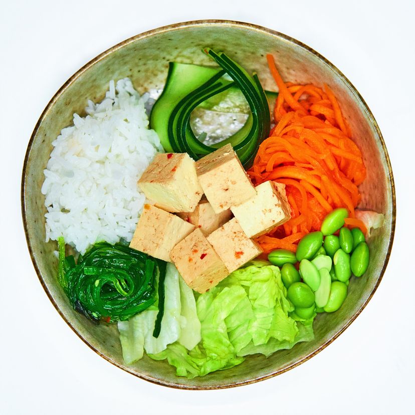 Боул тофу с морковью по-корейски, бобами эдамаме и фреш салатом
