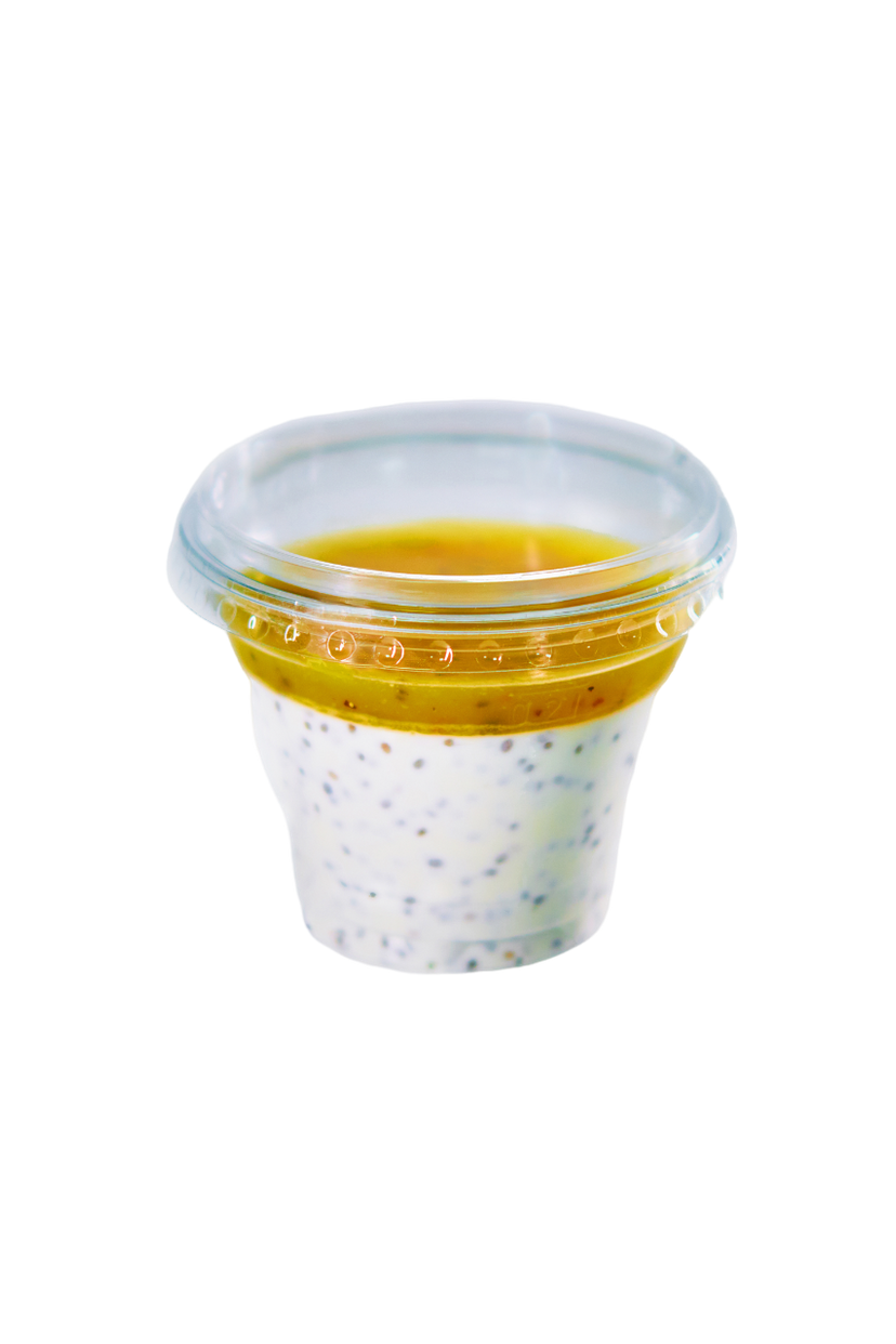 Йогурт с чиа и соусом манго-маракуйя