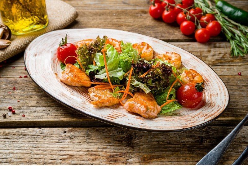 Салат из карельской форели с креветками