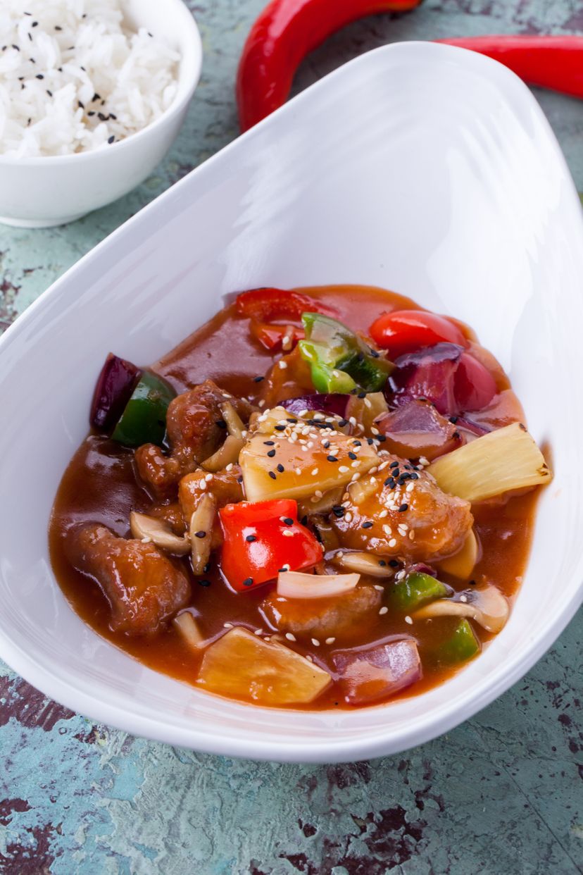 Свинина с ананасами и овощами в кисло-сладком соусе
