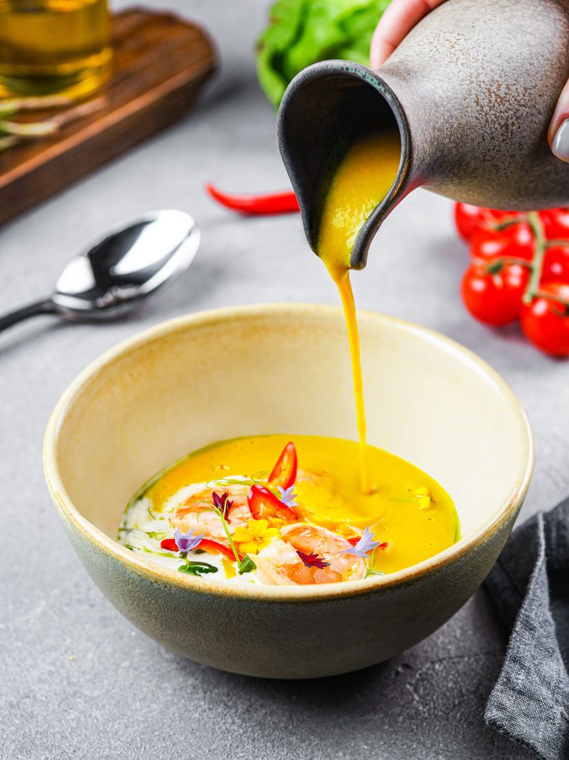 Кукурузный крем-суп с креветками и страчателлой