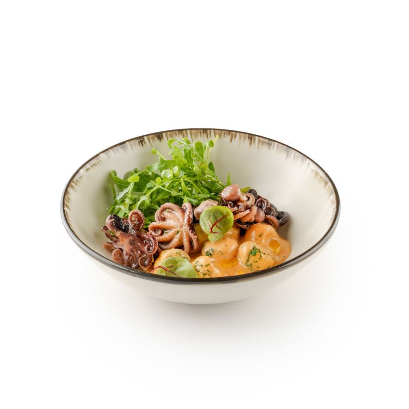  Мини осьминоги с картофелем шато и сливочно-томатным соусом