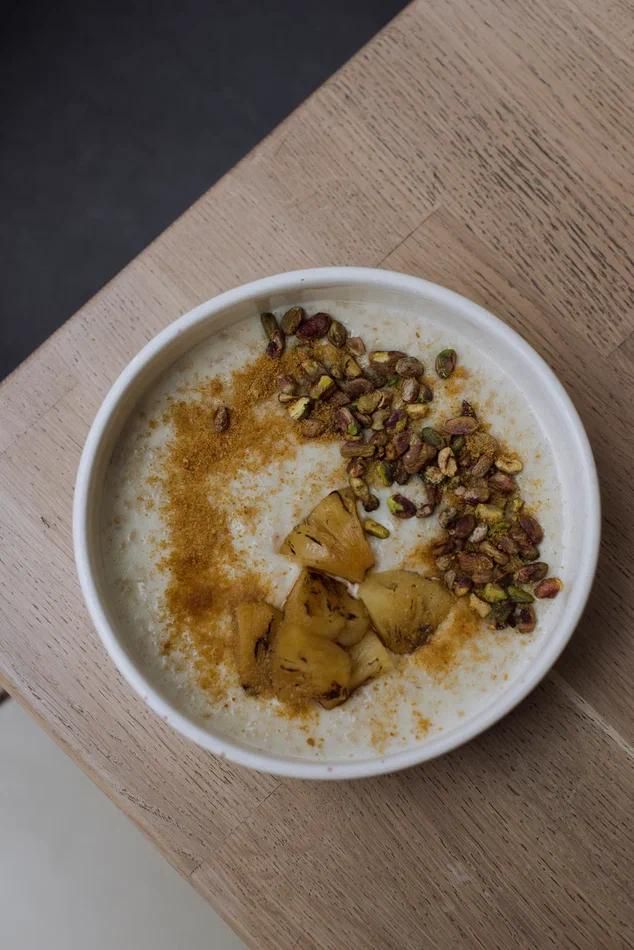 Овсяная каша с обожженным ананасом, фисташкой и медовой крошкой