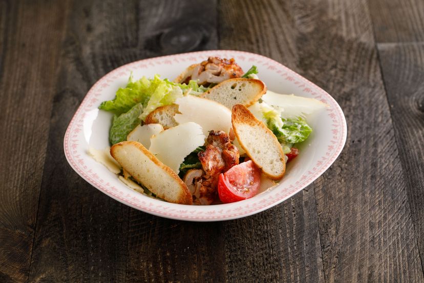 Теплый салат с куриным бедром