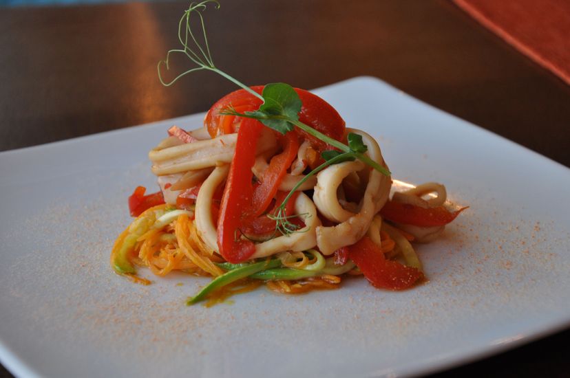 Кальмары по-сицилийски со спагетти из овощей