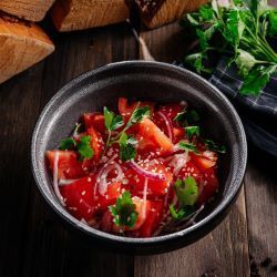 Салат со свежими томатами