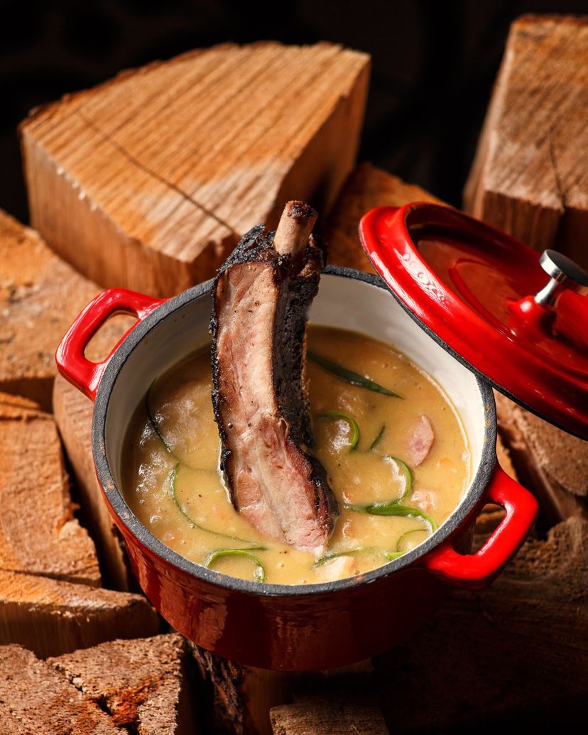 Гороховый суп с копчеными колбаскамии ребром