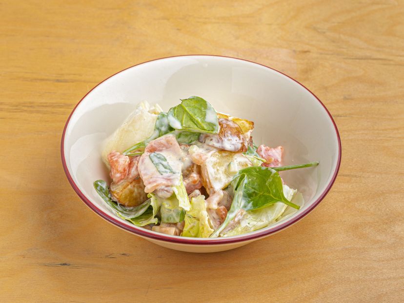 Салат с лососем, картофелем и копченой сметаной