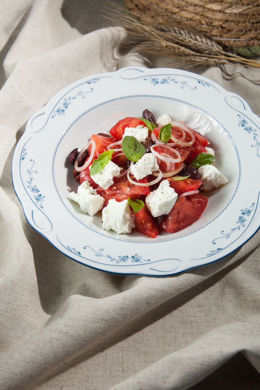 Салат из сладких томатов с козьим сыром и оливками