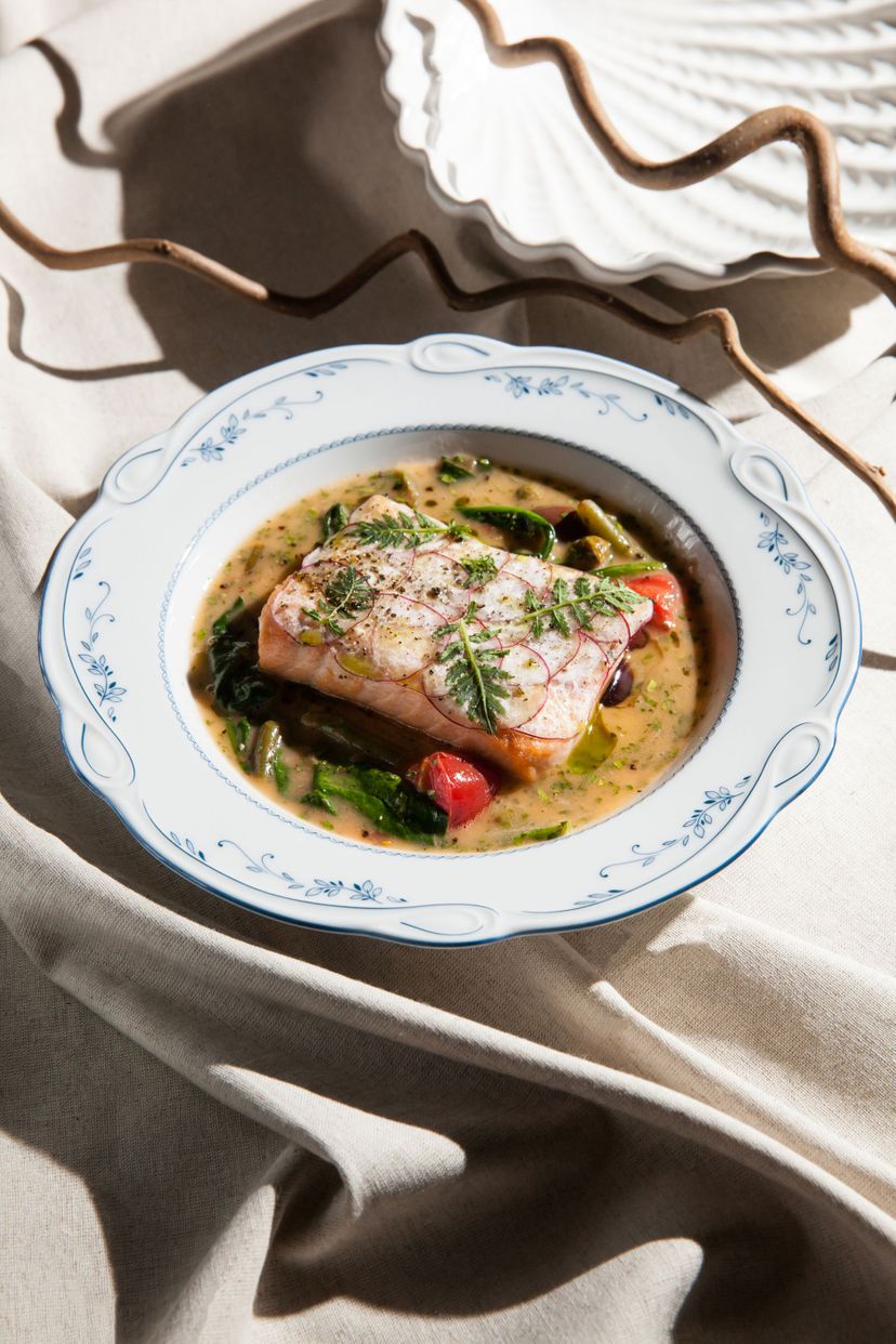 Филе лосося с зеленой фасолью и шпинатом в белом вине