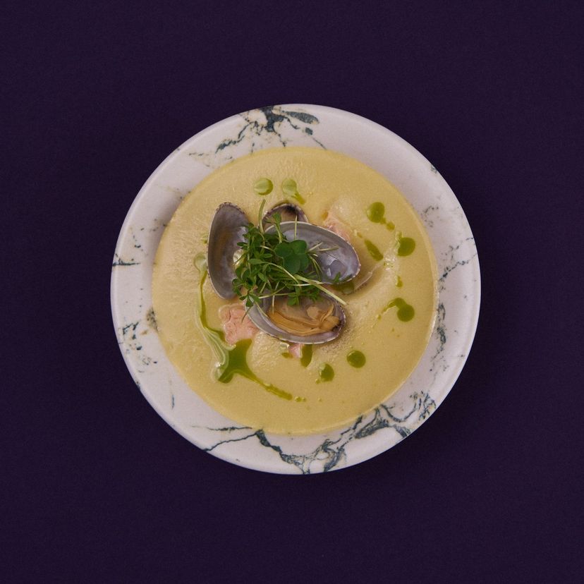 Крем-суп из цукини с лососем и вонголе