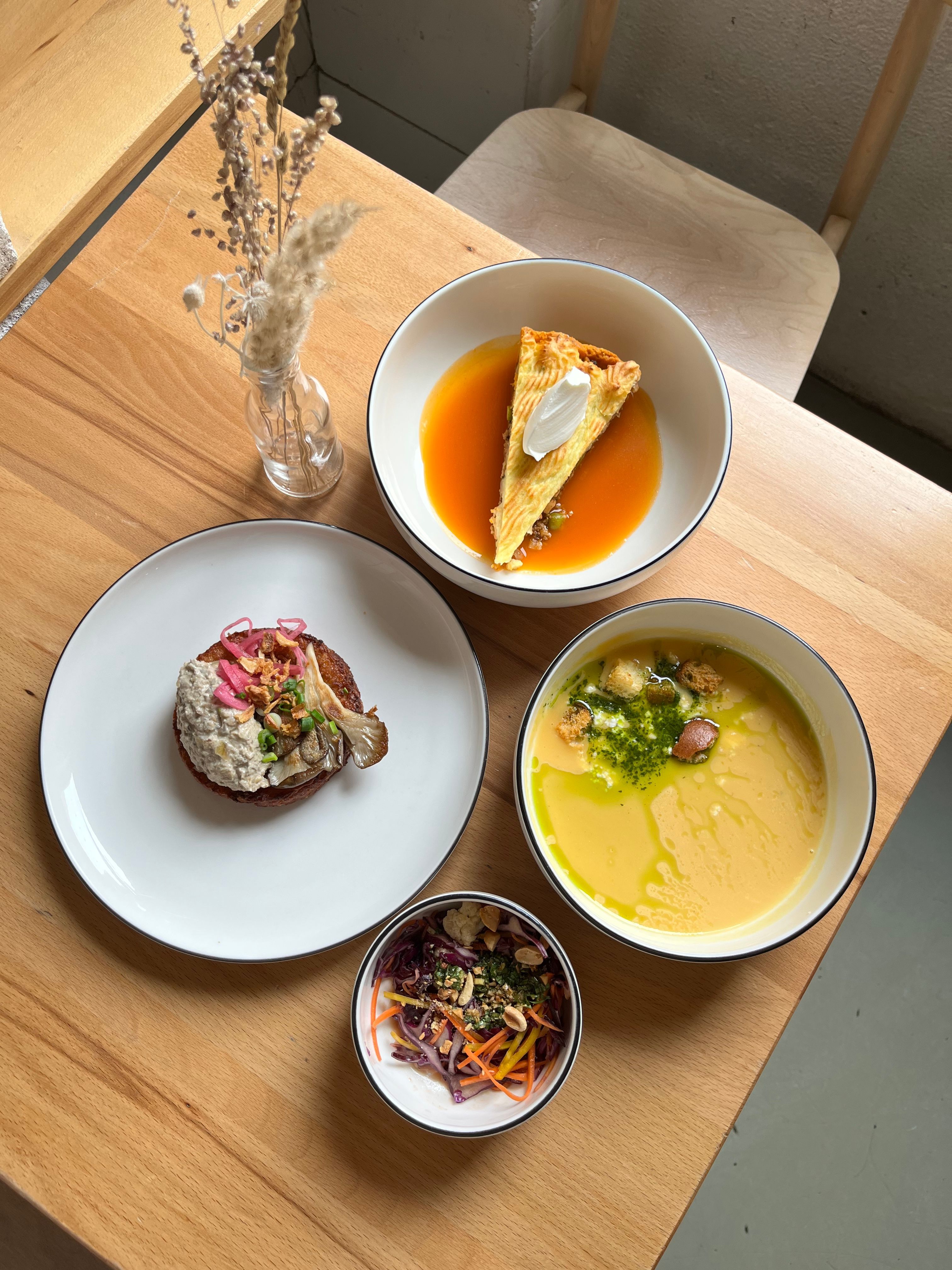 Обед: закуска, суп и мясное горячее