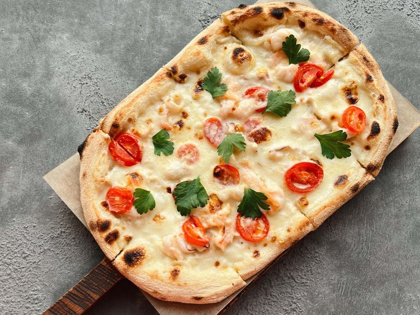 Пицца Ди Маре с морепродуктами и соусом бешамель