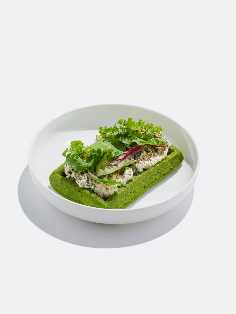 Зеленая вафля со скремблом из тофу