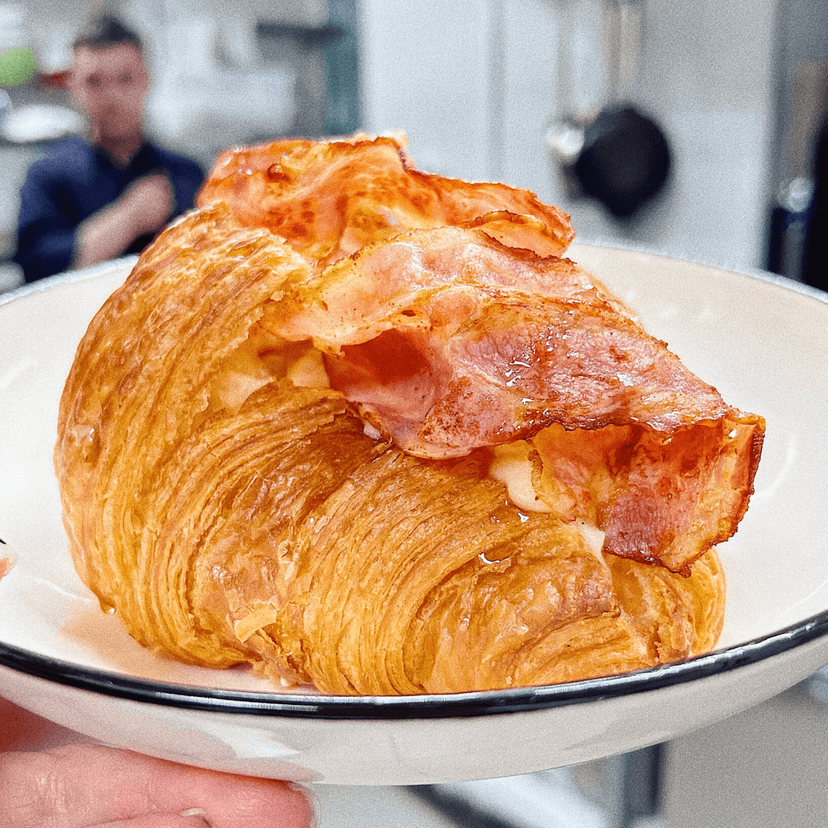 Круассан со скрэмблом и беконом