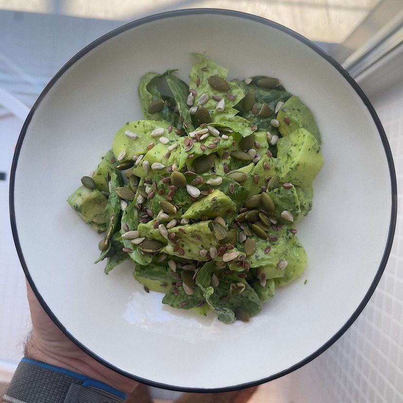 Зелёный салат с авокадо и эстрагоном