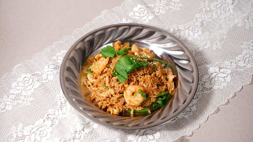 Жареный рис по-тайски  с курицей и креветками
