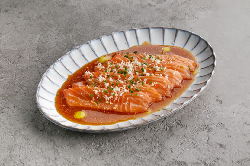 Сашими из лосося с трюфельным соусом и свежим хреном